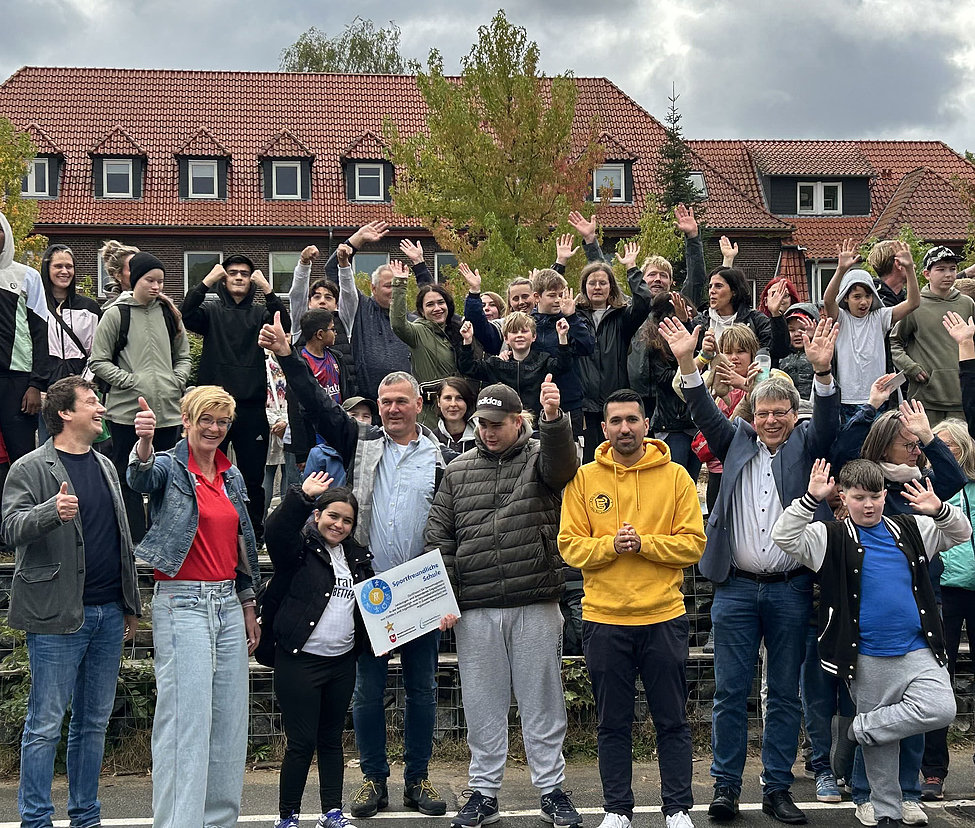 Schulgemeinschaft jubelt bei Übergabe des Schildes Sportfreundliche Schule